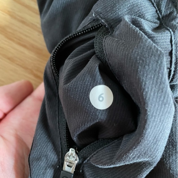 Lululemon Athletica Black Gray Elastic Waist One Pocket Tracker Short EUC Size 6 - Picture 8 of 9